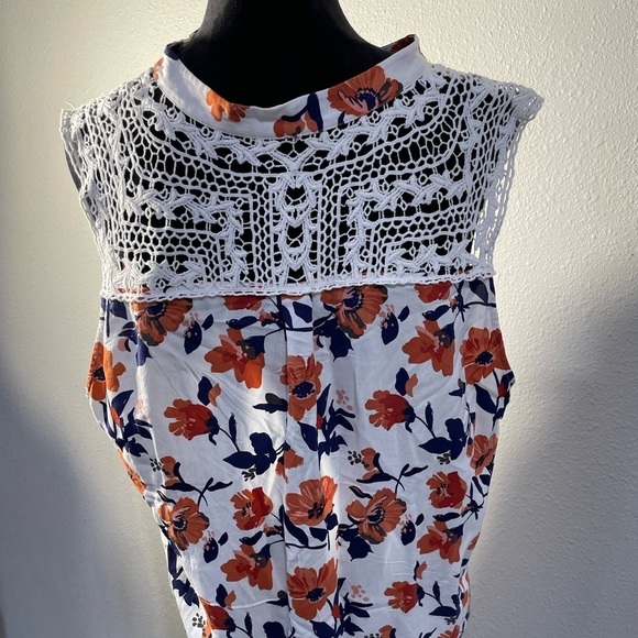 Market and Spruce XXL Sleveless Floral Top with Crochet Back - Picture 3 of 8